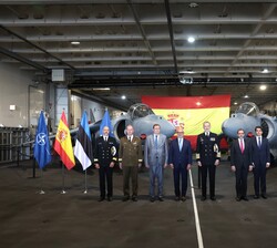 Su Majestad el Rey y el Presidente de la República de Estonia en la zona de aeronaves con autoridades militares