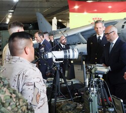 Su Majestad el Rey y el Presidente de la República de Estonia visitan la exposición de medios anfibios