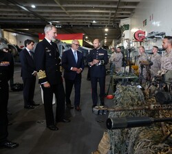 El Rey y el presidente estonio durante la exposición de medios anfibios