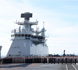 Su Majestad el Rey y el Presidente de la República de Estonia en la zona de la cubierta con la dotación del buque “Juan Carlos I”