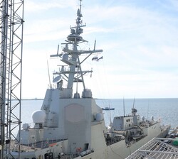 El Rey desde el buque “Juan Carlos I” observa la la fragata “Blas de Lezo”