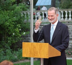 El Rey tras sus palabras inicia un brindis en la cena ofrecida por Su Excelencia el Presidente de la República de Estonia en honor a Su Majestad el Re