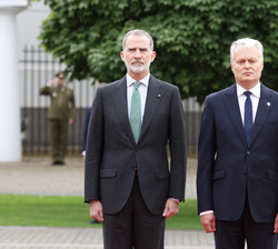 Su Majestad el Rey junto al Presidente de la República de Lituania, Gitanas Nauseda, a su llegada al Palacio Presidencial, durante la interpretación d