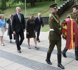 Su Majestasd el Rey se dirige al Homenaje a los Caídos en el “Memorial de los asesinados que lucharon por la Independencia de Lituania”