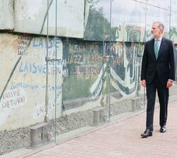 Su Majestad el Rey acompañado por la presidenta del Parlamento de la República de Lituania, Victoria Cmilyte, durante su visita el Parlamento de la Re