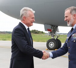 Su Majestad el Rey es recibido por el Presidente de la República de Lituania, Agila Barzdiene