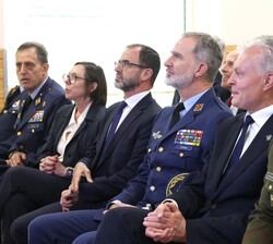Su Majestad el Rey junto al Presidente de Lituania durante presentación a cargo de los jefes de la Fuerza Aérea de Lituania y del destacamento español