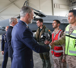 Su Majestad el Rey saluda a pilotos y mecánicos del Destacamento Aéreo-Táctico "Vilkas"