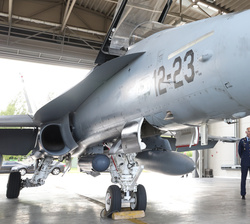 Su Majestad el Rey conversa con uno de los pilotos de F-18 del Destacamento Aéreo-Táctico "Vilkas"