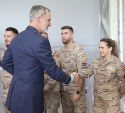 Su Majestad el Rey saluda a los militares del Destacamento Aéreo-Táctico “Vilkas”