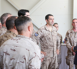 Su Majestad el Rey conversa con los militares del Destacamento Aéreo-Táctico “Vilkas”