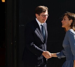 Su Majestad la Reina recibida por el presidente de la Fundación FAD Juventud, José Ignacio Goirigolzarri