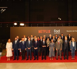 Su Majestad la Reina con los miembros del Patronato de la FAD