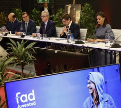 Su Majestad la Reina en la mesa del Patronato de la FAD