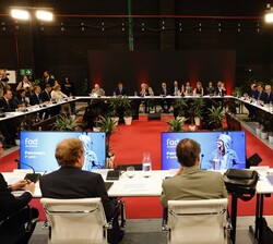 Su Majestad la Reina, en la sala de reuniones, preside el Patronato de la FAD