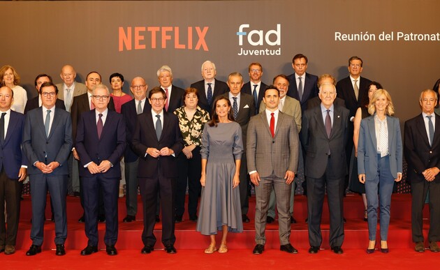 Su Majestad la Reina con los miembros del Patronato de la FAD