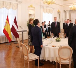 Su Majestad el Rey durante la interpretación del Himno Nacional
