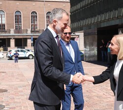 Su Majestad el Rey recibe el saludo de la directora del Museo de la Ocupación de Lituania