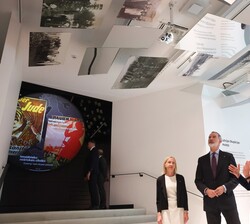 Su Majestad el Rey durante Su recorrido por las diferentes salas del Museo de la Ocupación