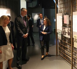 Don Felipe, atento a las explicaciones acerca del Museo de la Ocupación
