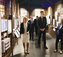 Su Majestad el Rey en el transcurso de Su visita al Museo de la Ocupación, en el que en todo momento estuvo acompañado por su directora