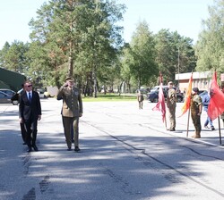 Don Felipe pasa revista a una formación militar de la Base, integrada por diferentes países, entre ellos, España