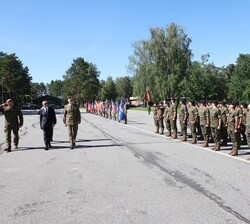 Don Felipe pasa revista a una Unidad del Ejército español