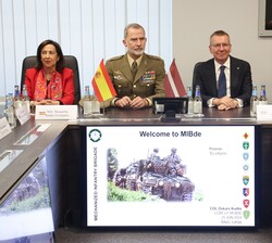 Su Majestad el Rey durante la presentación sobre la Brigada de Infantería letona y del Battle Group de eFP