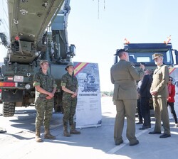 El comandante jefe de la Unidad de Defensa Antiaérea (UDAA), explica a Don Felipe el funcionamiento de la Unidad, en presencia de militares españoles
