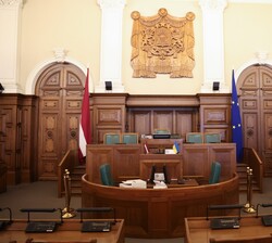 Don Felipe, atento a las explicaciones sobre el Parlamento de su Presidenta
