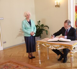 Don Felipe firma en el Libro de Honor del Parlamento
