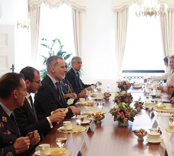 Encuentro de Su Majestad el Rey con la Presidenta del Parlamento de la República de Letonia, acompañados por las delegaciones de ambos países