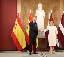 Don Felipe y la Primera Ministra de la República de Letonia en la sede del Gobierno 