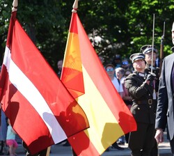 Don Felipe pasa una revista a una formación militar, antes de dirigirse hacia el monumento a la Libertad
