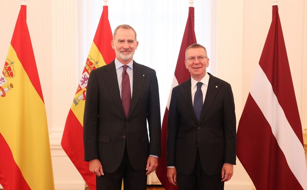 Su Majestad el Rey, acompañado de Su Excelencia el Presidente de la República de Letonia en el Salón Blanco del Castillo de Riga