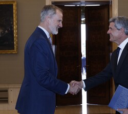 Su Majestad el Rey recibe el saludo del presidente de la Fundación Consejo España China, Francisco J. Riberas