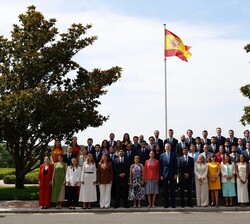 Fotografía de grupo de Su Majestad el Rey junto a la LV promoción del Cuerpo Superior de Administradores Civiles del Estado y autoridades