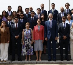 Su Majestad el Rey junto a la LV promoción del Cuerpo Superior de Administradores Civiles del Estado