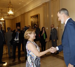 Su Majestad el Rey recibe el saludo de la Directora General de la Función Pública, María Isabel Borrel Roncalés