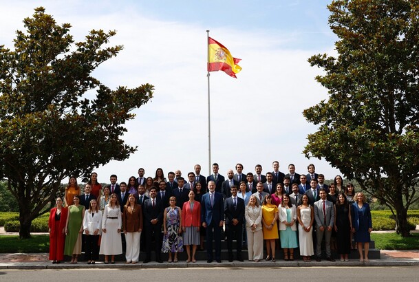 Fotografía de grupo de Su Majestad el Rey junto a la LV promoción del Cuerpo Superior de Administradores Civiles del Estado y autoridades