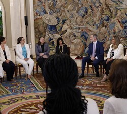 Su Majestad el Rey conversa con los asistentes a la audiencia