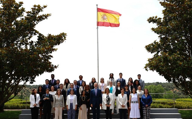 Su Majestad el Rey junto a los participantes en la XIX edición del “Programa de Jóvenes Líderes Iberoamericanos” de la Fundación Carolina