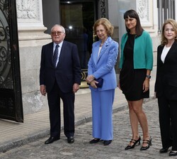 Su Majestad la Reina Doña Sofía con las autoridades presentes en la entrega
