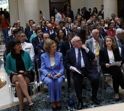 Su Majestad la Reina Doña Sofía acompañada por las autoridades momentos antes del comienzo de la ceremonia