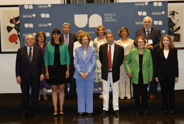 Su Majestad la Reina Doña Sofía con las autoridades y los Premiados