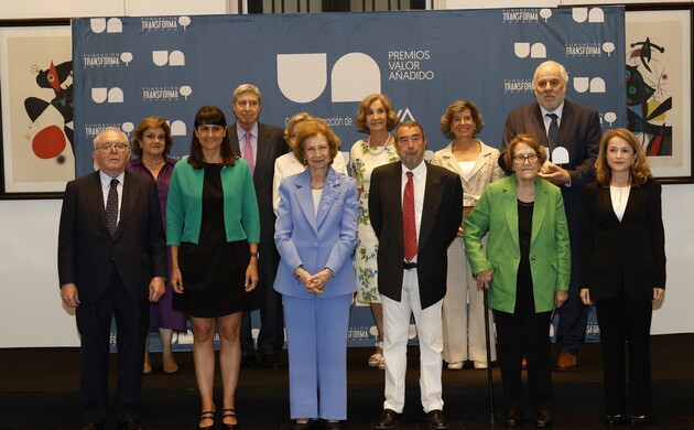 Su Majestad la Reina Doña Sofía con las autoridades y los Premiados