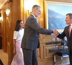 Su Majestad el Rey recibe el saludo del presidente de la Motion Picture Association, Charles H. Rivkin