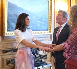 Su Majestad la Reina recibe el saludo de la directora general de la Federación de Distribuidores Cinematográficos de España, Estela Artacho García-Mor