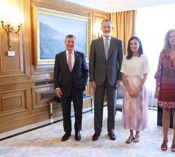 Sus Majestades los Reyes junto a al presidente de la Motion Picture Association y directora general de la Federación de Distribuidores Cinematográfico