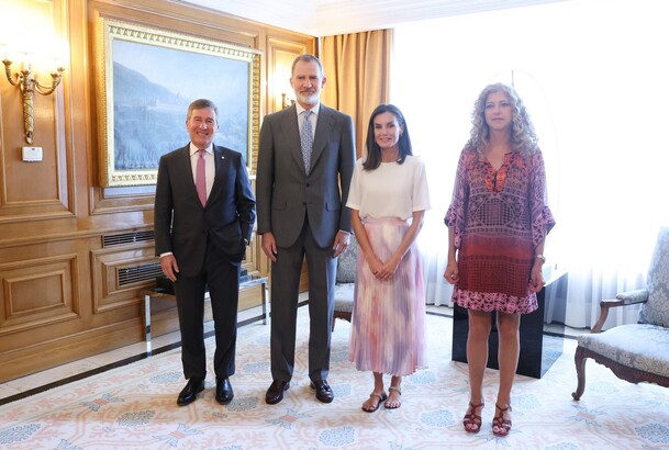 Sus Majestades los Reyes junto a al presidente de la Motion Picture Association y directora general de la Federación de Distribuidores Cinematográfico